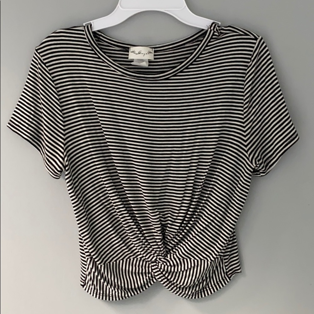 Cropped t-shirt black and white stripes